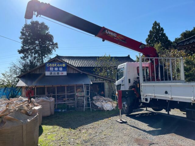 先日、【お礼肥】といって収穫した後の畑に有機質堆肥を散布する作業をしました。

写真は袋の堆肥をクレーンで車に移しているところです😸

以下、じろうえんの梨園長より感謝の言葉です。

今年一年、ご来園頂いたお客様、休み時間も取らずお客様の対応にあたってくださったスタッフの皆様、お取引先の全ての皆様、遠くから声をかけてくれたりインスタやブログを更新してくれた家族、気ままに直売所に顔を出して愛嬌を振る舞った三匹の猫スタッフ、一緒に苦労を背負ってくれた家内、梨をあたたかく育ててくれたひかり、水、土、関係する全ての皆様に感謝しております。

来年も梨を食べてくださる全ての方々に、幸せと感動を届ける事が出来る様に梨を育てていきたいと思います。

ありがとうございました。

#じろうえんの梨#刈屋梨#梨#猫#猫のいる暮らし #猫と農作業 #酒田#山形#庄内グルメ#庄内#秋の味覚#japaneasepear #pear#agriculture #japan#cat#catstagram #catlover